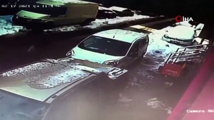 Çatıdan düşen kar kütlesinin altında kalmaktan son anda kurtuldular