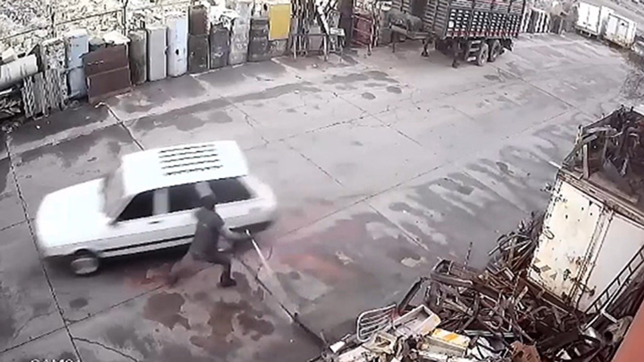 Otomobille gelen hırsızları demir çubukla kovaladı