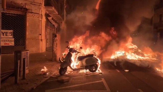 Manifestantes en Barcelona prenden fuego en apoyo a Pablo Hasel