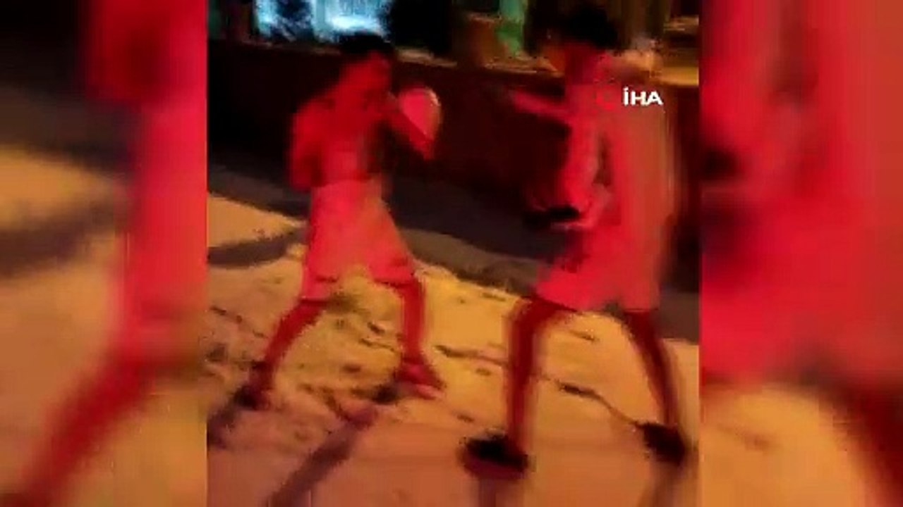 Soğuğa aldırmadan giysilerini çıkartıp kick boks yaptılar