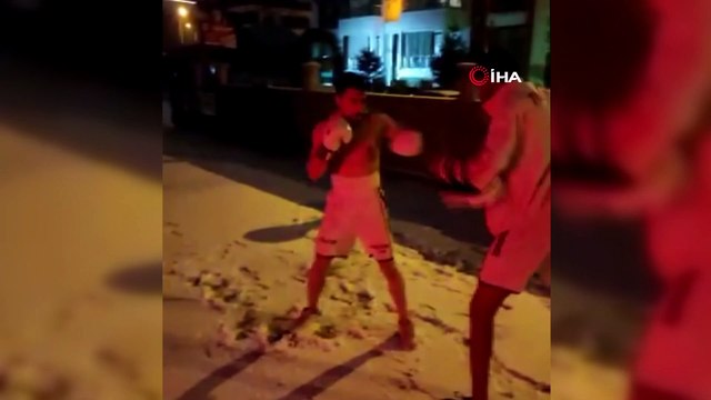 Soğuğa aldırmadan üstlerini çıkarıp kick boks yaptılar