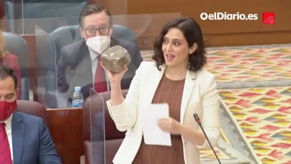 Ayuso saca un adoquín en la sesión de control de la Asamblea