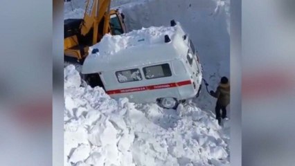 Hasta almaya giden ambulansa çığ düştü