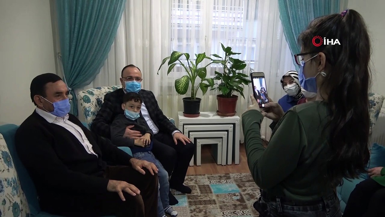 - Gözyaşı döken küçük 'Hiranur'a 'Vali amcadan' sürpriz ziyaret- Elazığ Valisi Erkaya Yırık, eşi ile birlikte önceki gün kendisini görünce duygulanıp mutluluk gözyaşları döken 11 yaşındaki Hiranur'u ve ailesini evinde ziyaret etti-Z...