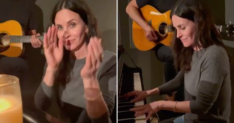 Courteney Cox plays Friends theme song - 2021