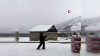 Düşen çığın altında kalmaktan son anda kurtuldular