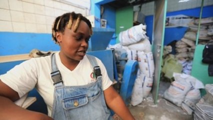 Una joven keniana fabrica ladrillos reciclados "más duros que el hormigón"