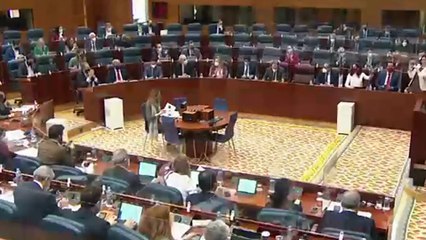 Ayuso enseña un adoquín de los disturbios de Madrid para denunciar los ataques a la Policía