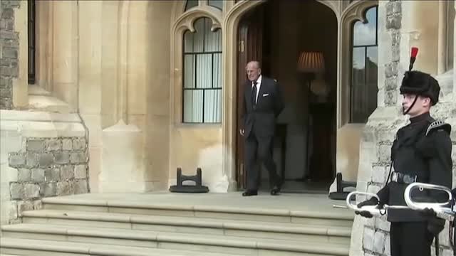 El duque de Edimburgo pasa su segundo día ingresado en un hospital de Londres