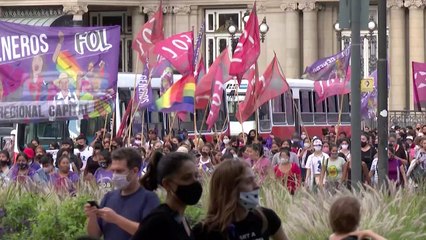 Miles de manifestantes exigen justicia en caso de feminicidio en Argentina