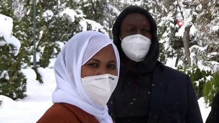 Somali’den tedavi için Bolu’ya gelen ailenin kar sevinci