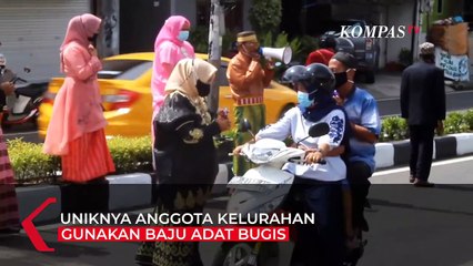 Anggota Lurah Bagi Masker Pakai Baju Adat