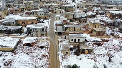 لوحة ثلجية بيضاء تغطي مشهد الدمار في إدلب