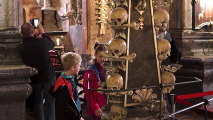 Τσεχία: Ένα οστεοφυλάκιο διακοσμημένο με οστά και κρανία