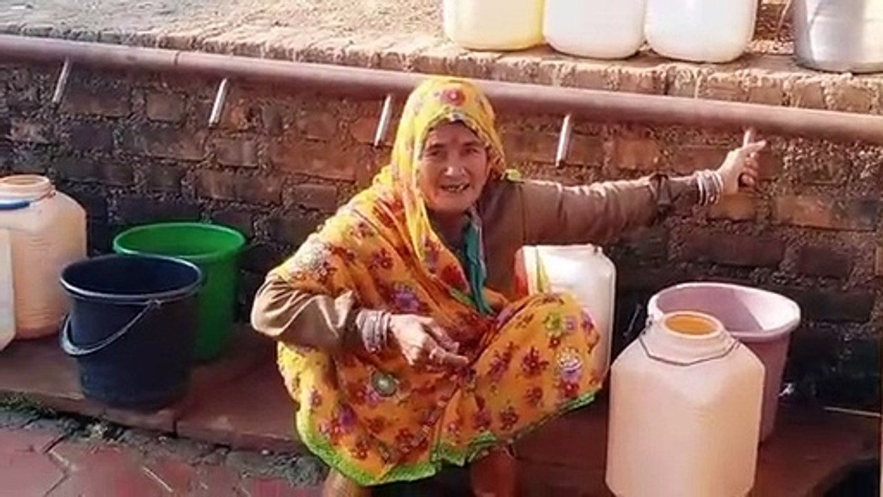 पानी के इंतजार में बैठी बुजुर्ग महिला ने पानी की किल्लत पर बनाया गाना