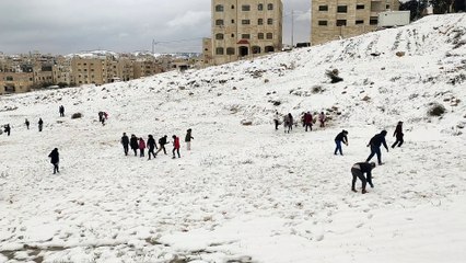 شاهد فرحة الأردنيين بالثلوج.. صور وفيديوهات