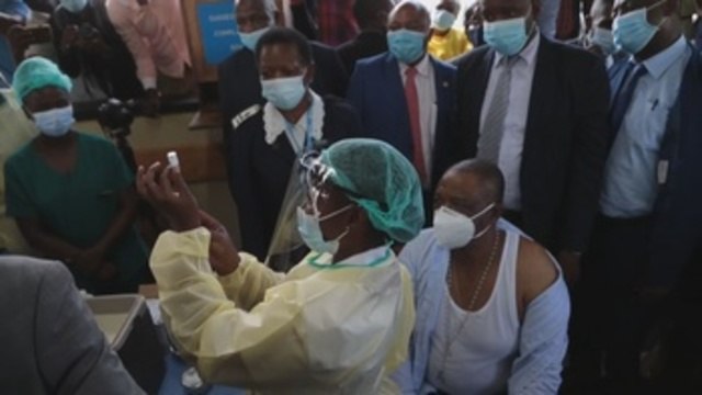 Zimbabue empieza a vacunar contra la covid-19 con dosis de China