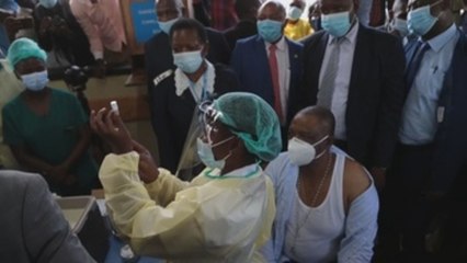 Zimbabue empieza a vacunar contra la covid-19 con dosis de China