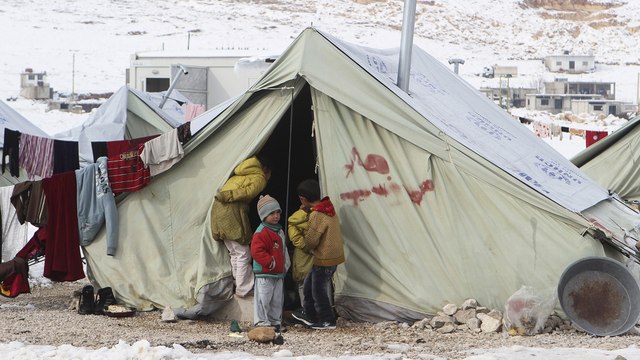 الأحوال الجوية السيئة تضاعف معاناة اللاجئين السوريين في لبنان