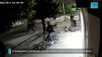 A trompadas y piedrazos, un repartidor resistió un ataque motochorro