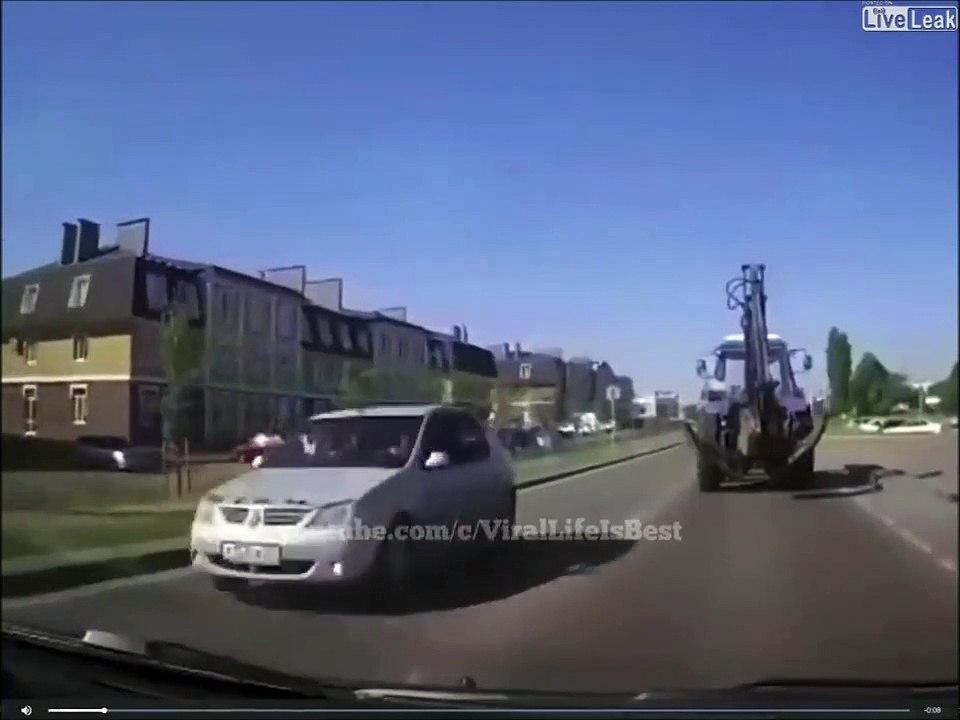 Quand un tracteur perd une roue en pleine route