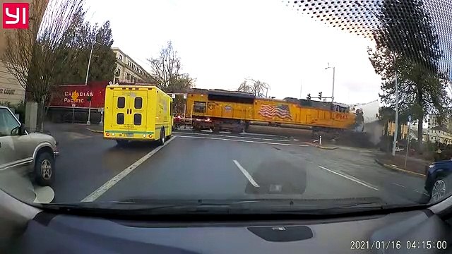 Ce camion reste coincé sur un passage à niveau.. Douloureux pour la remorque