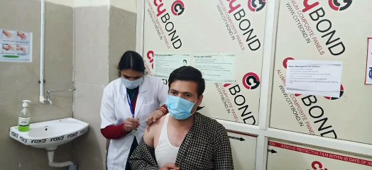 डिप्टी कलेक्टर सहित अन्य अधिकारियों ने लगवाई कोरोना वैक्सीन