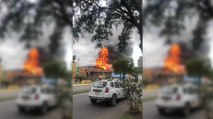 Bomberos luchan contra incendio al interior de bodega en el sur de Bogotá