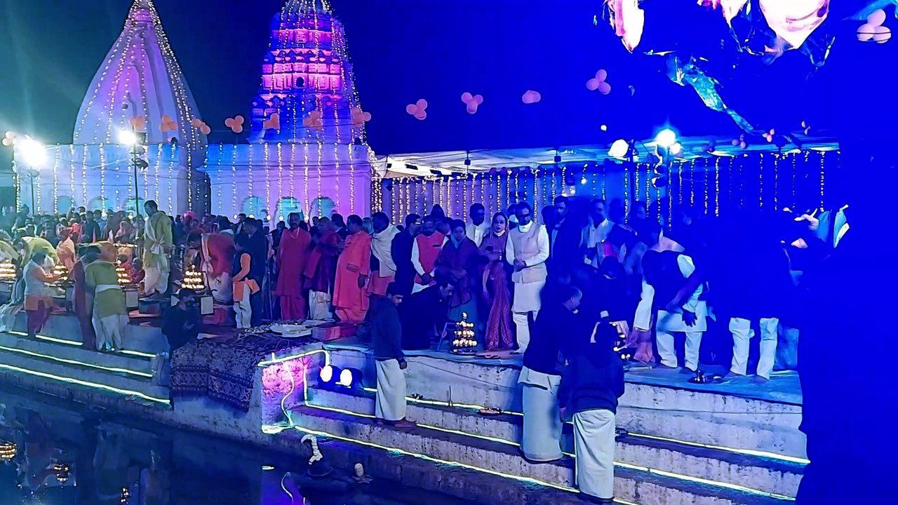 मुख्यमंत्री शिवराज सिंह चौहान ने की माँ नर्मदा की महा आरती सपत्नीक की