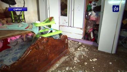 معاناة عائلة.. انهيار جزء من سقف منزل بسبب الثلوج