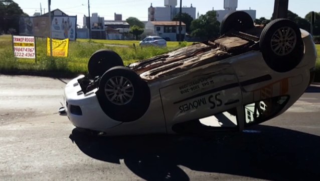 Palio capota após colisão no Bairro Coqueiral