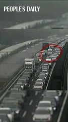 بالفيديو: الإنسانية تتجسد في هذا المرور لسيارة إسعاف