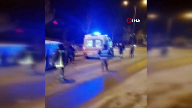 Hasta nakli yapan ambulans, buzlu yolda yan yattı