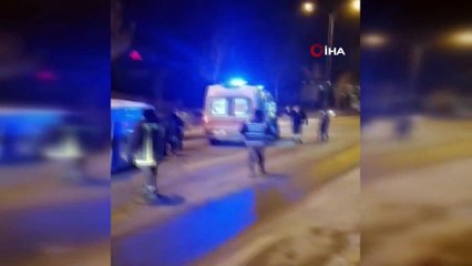 Hasta nakli yapan ambulans, buzlu yolda yan yattı