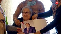 أم مصرية من أصل سوري تهدي الرئيس السيسي لوحة بآيات قرآنية ورثتها عن أبيها: (هذه رغبتي الأخيرة في الحياة أن تتقبل هديتي)