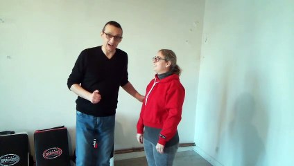 Self défense contre saisie bras bloqués