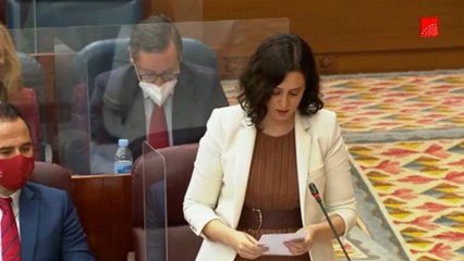 Ayuso muestra un adoquín en la Asamblea: "Esto han tirado a Fuerzas y Cuerpos de Seguridad"
