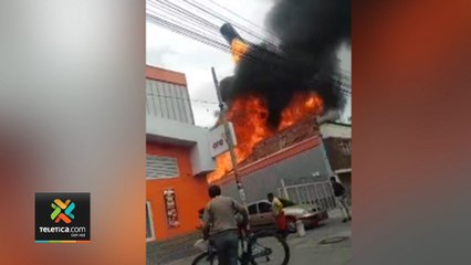tn7-¡Impactante! Explosión lanza carro a 25 metros de altura en Colombia-180221