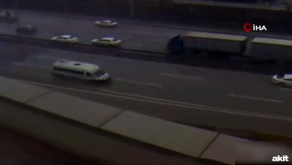 Sol şeritte duran iki otomobili TIR biçti! İşte feci kazanın görüntüleri