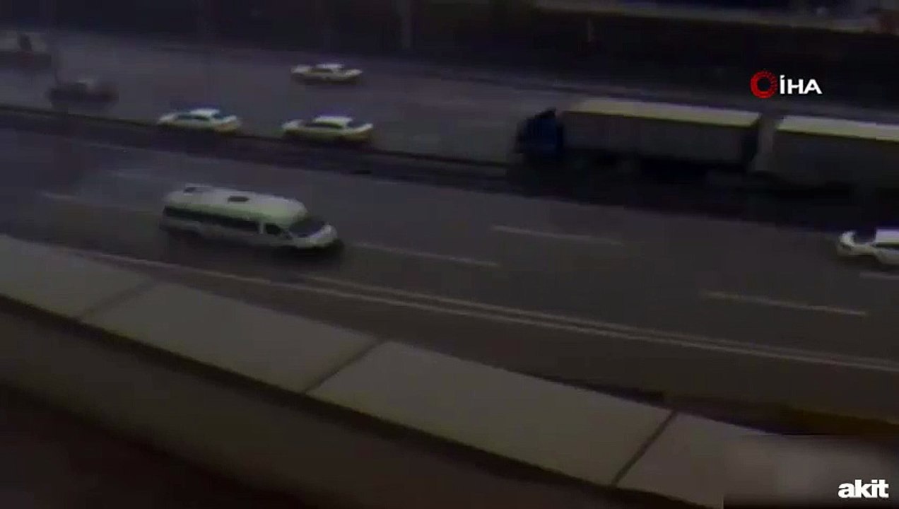 Sol şeritte duran iki otomobili TIR biçti! İşte feci kazanın görüntüleri