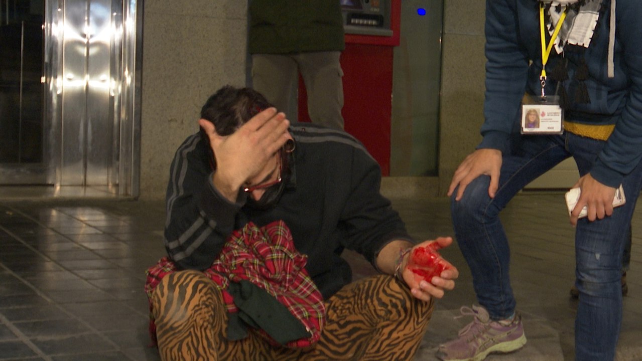 Cargas policiales en la manifestación de apoyo a Hasél en València