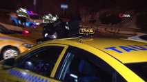 Ticari taksiye binen müşterileri rahatsız eden koku taksiciyi ele verdi