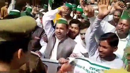 ट्रेन रोकने की कोशिश में दर्जनों किसान गिरफ्तार