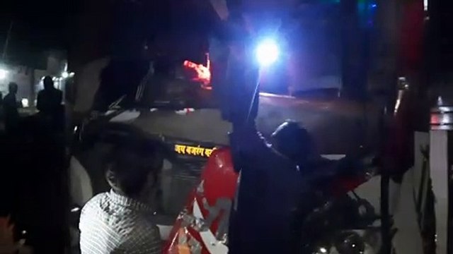 दूध टैंकर से टकराई स्लीपर बस, 12 से ज्यादा हताहत, टूटे शीशे से निकाले गए यात्री