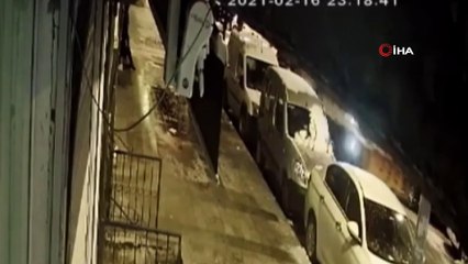 - Küçükçekmece'de kuyumcuyu soyan zanlı, yakalandı- Zanlıların kuyumcuya girdikleri anlar kamerada