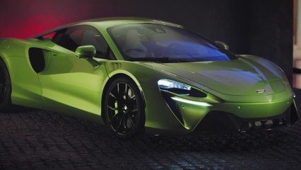 McLaren تكشف الستار عن أحدث ابتكاراتها المطورة بتقنية "هايبرد" الهجينة، سيارة McLaren Artura الخارقة ذات الأداء العالي