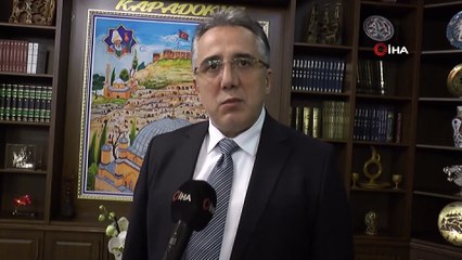 Belediye Başkanı kendisine hediye gelen çiçekleri sattı, ihtiyaç sahiplerine el uzattı