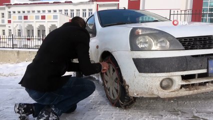 Buz pistine dönen yolda sürücülerin zor anları