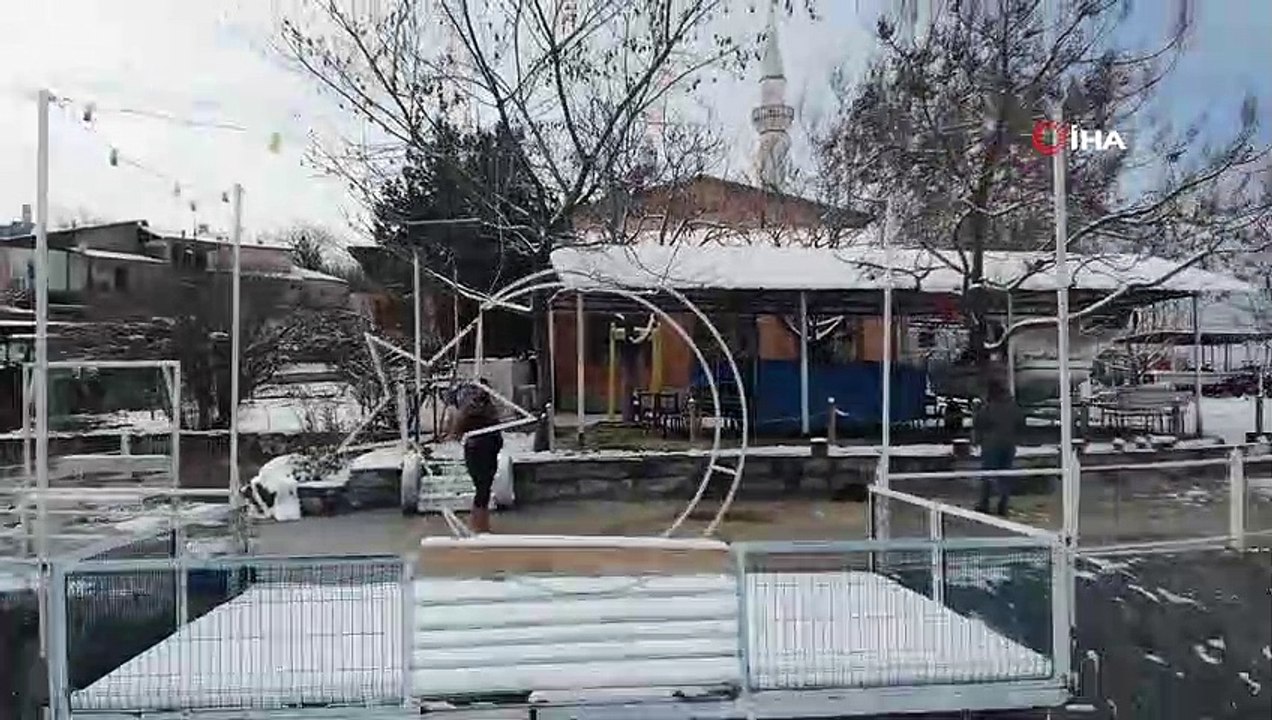 Suların çekildiği şirin köy, karla eşsiz manzaraya büründü