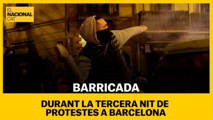 Barricada durant la tercera nit de protestes a Barcelona